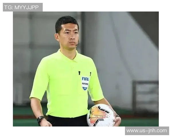 张雷执法大连足球赛引发热议球迷对裁判判罚标准提出质疑